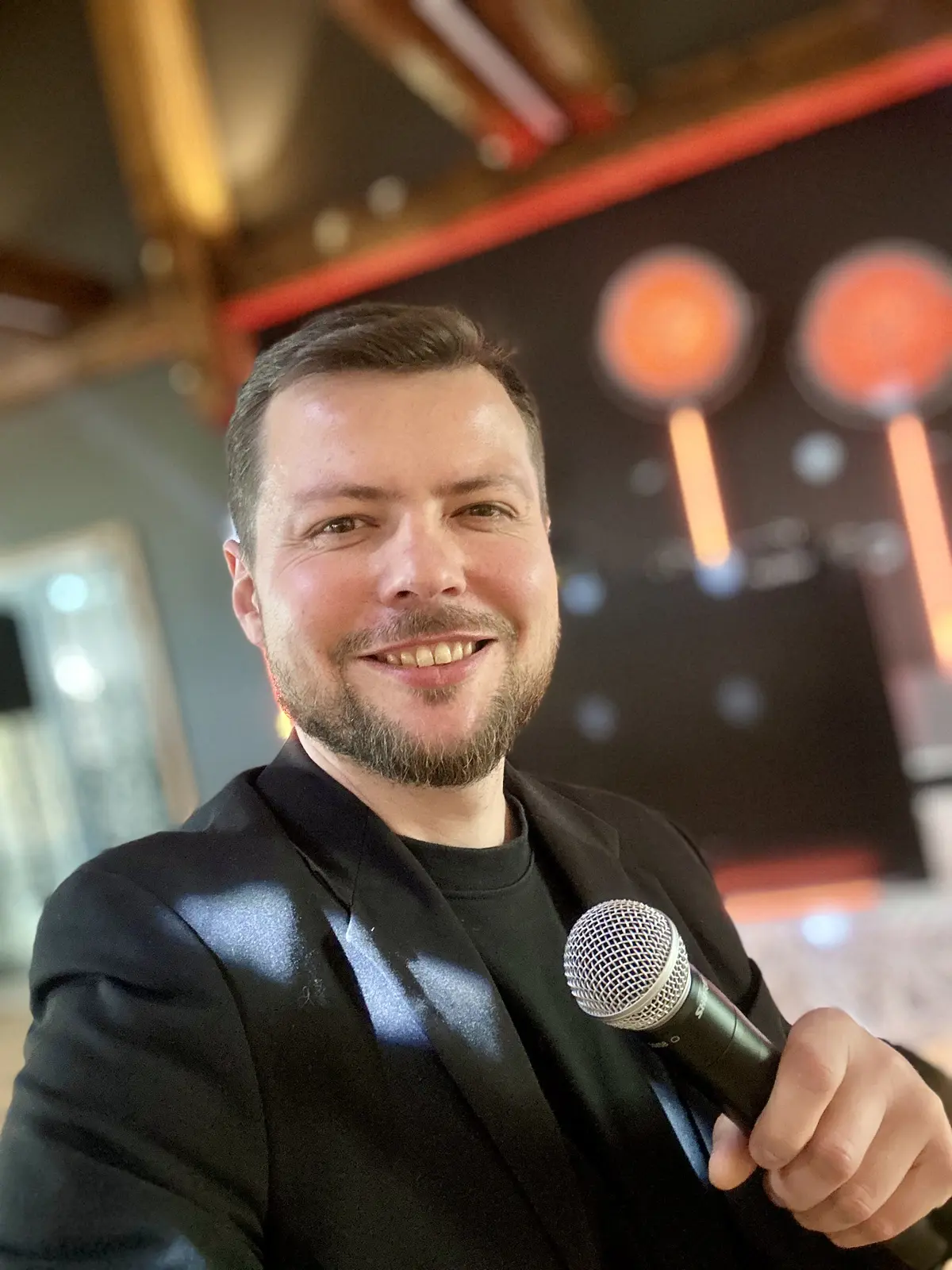 Fiołas z mikrofonem podczas wydarzenia